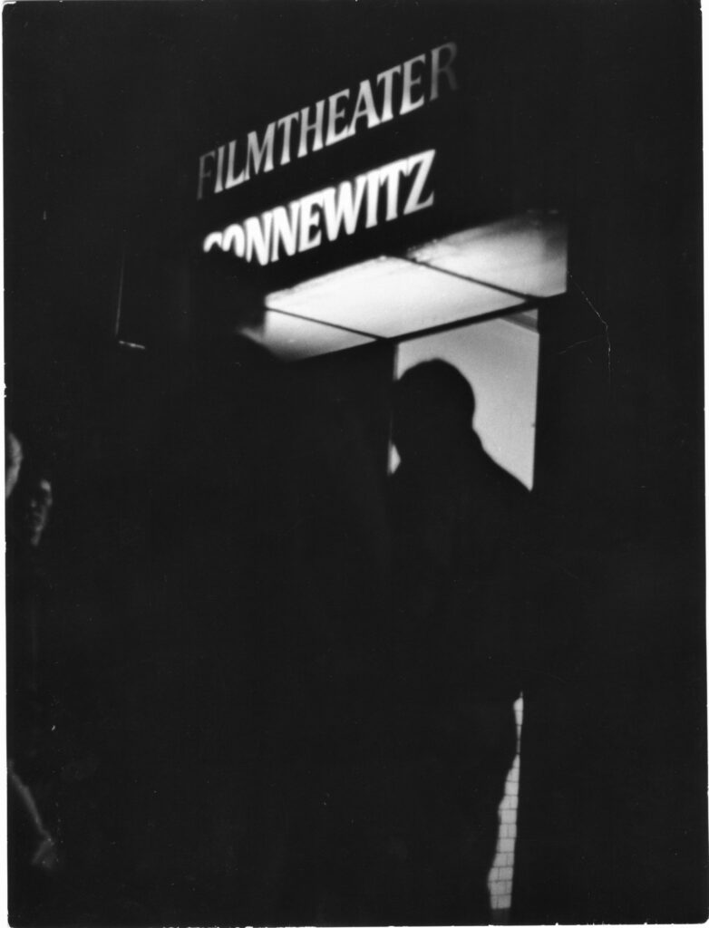 Vor dem Kino Connewitz (Leipzig) im Februar 1989